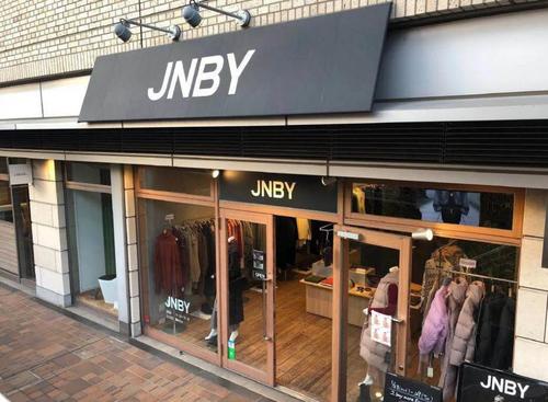 多品牌全渠道助业绩回暖，江南布衣上半财年净赚4.64亿