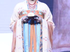 起底汉服产业链：90后入坑花数十万狂购700套，山东小镇赚翻了