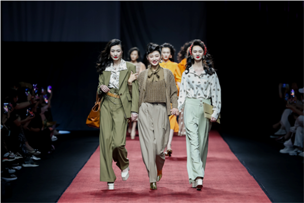 曾黎画报女郎装扮出席YINER音儿“壹玖玖陸”主题发布